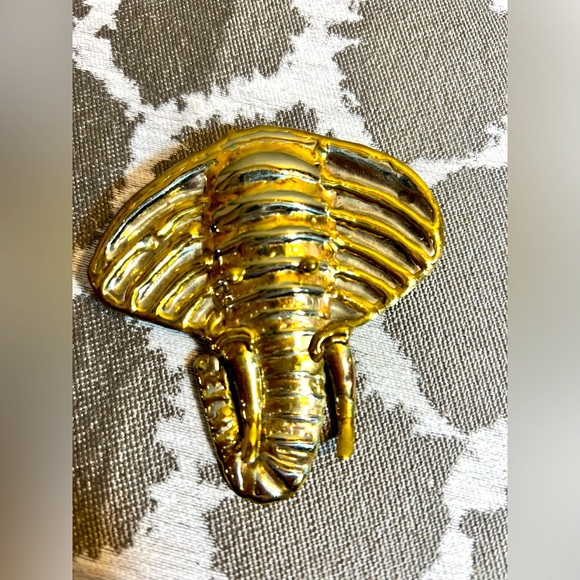 Jewelry - Elephant Brooch pin vintage 90s Elephant design- wear as a pin or pendant clasp